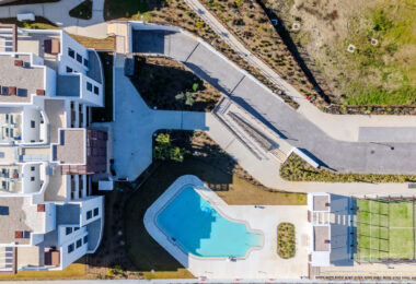 Współczesny narożny apartament na parterze w Cancelada, Estepona Wschód