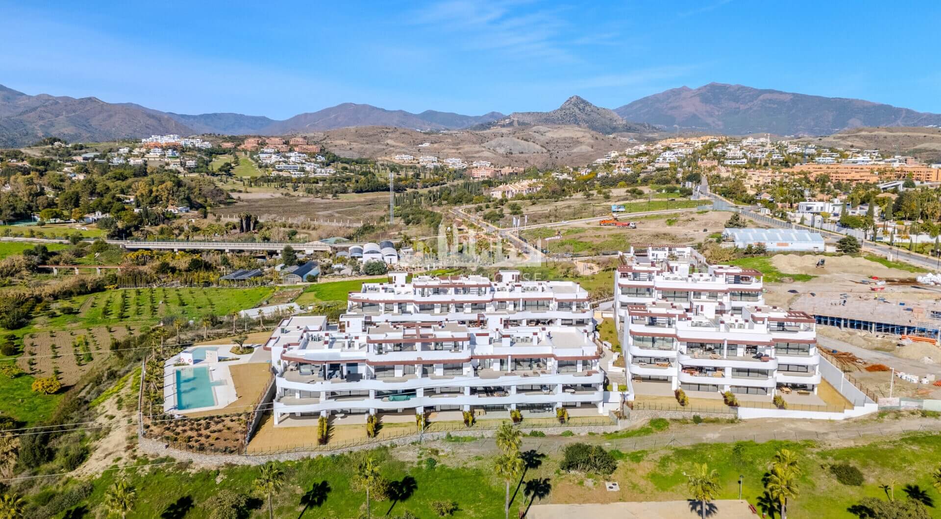 Współczesny narożny apartament na parterze w Cancelada, Estepona Wschód