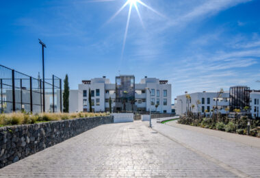 Współczesny narożny apartament na parterze w Cancelada, Estepona Wschód