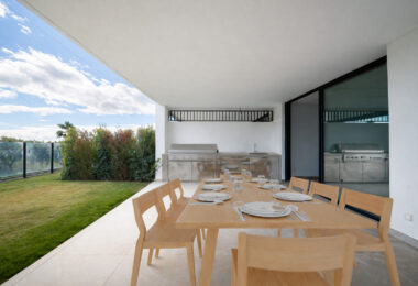 Współczesny narożny apartament na parterze w Cancelada, Estepona Wschód