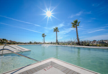 Współczesny narożny apartament na parterze w Cancelada, Estepona Wschód