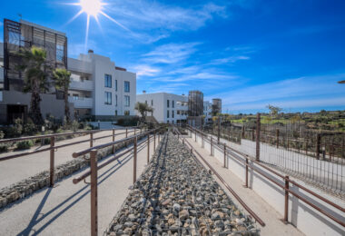 Współczesny narożny apartament na parterze w Cancelada, Estepona Wschód