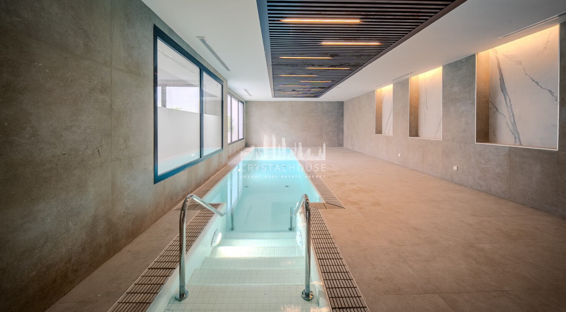 Współczesny narożny apartament na parterze w Cancelada, Estepona Wschód