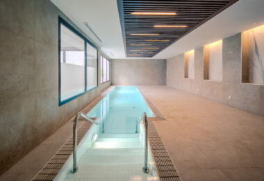 Współczesny narożny apartament na parterze w Cancelada, Estepona Wschód