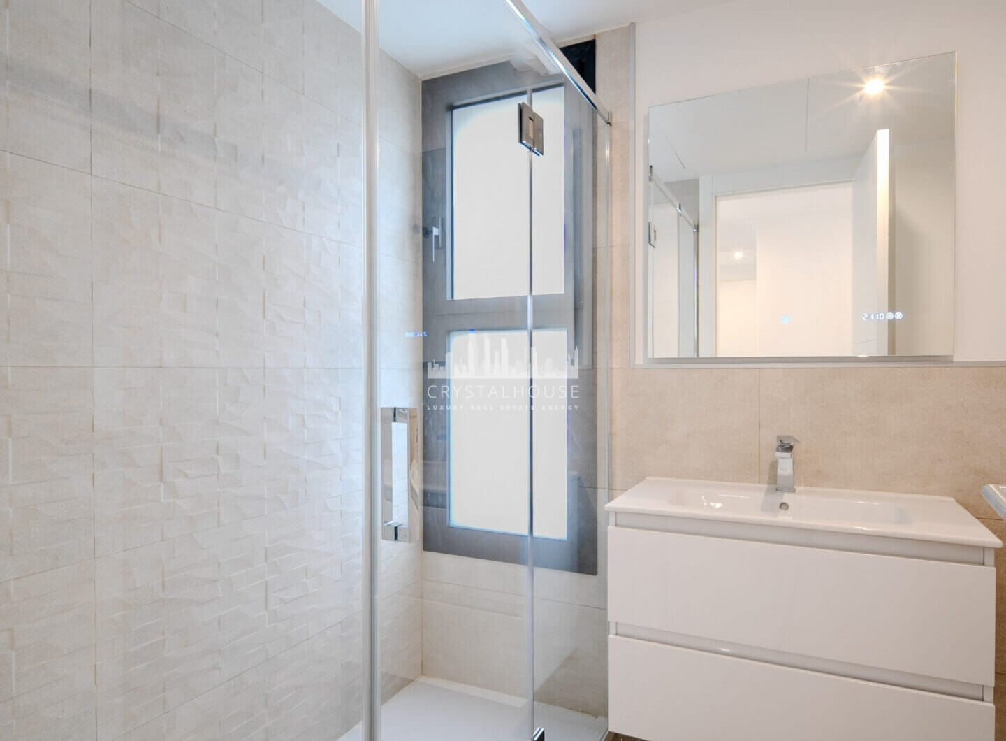 Współczesny narożny apartament na parterze w Cancelada, Estepona Wschód