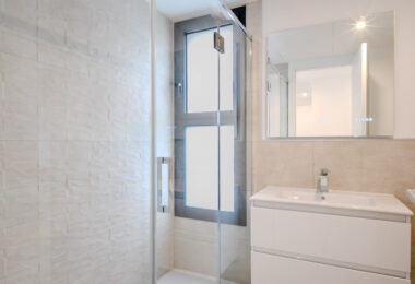 Współczesny narożny apartament na parterze w Cancelada, Estepona Wschód