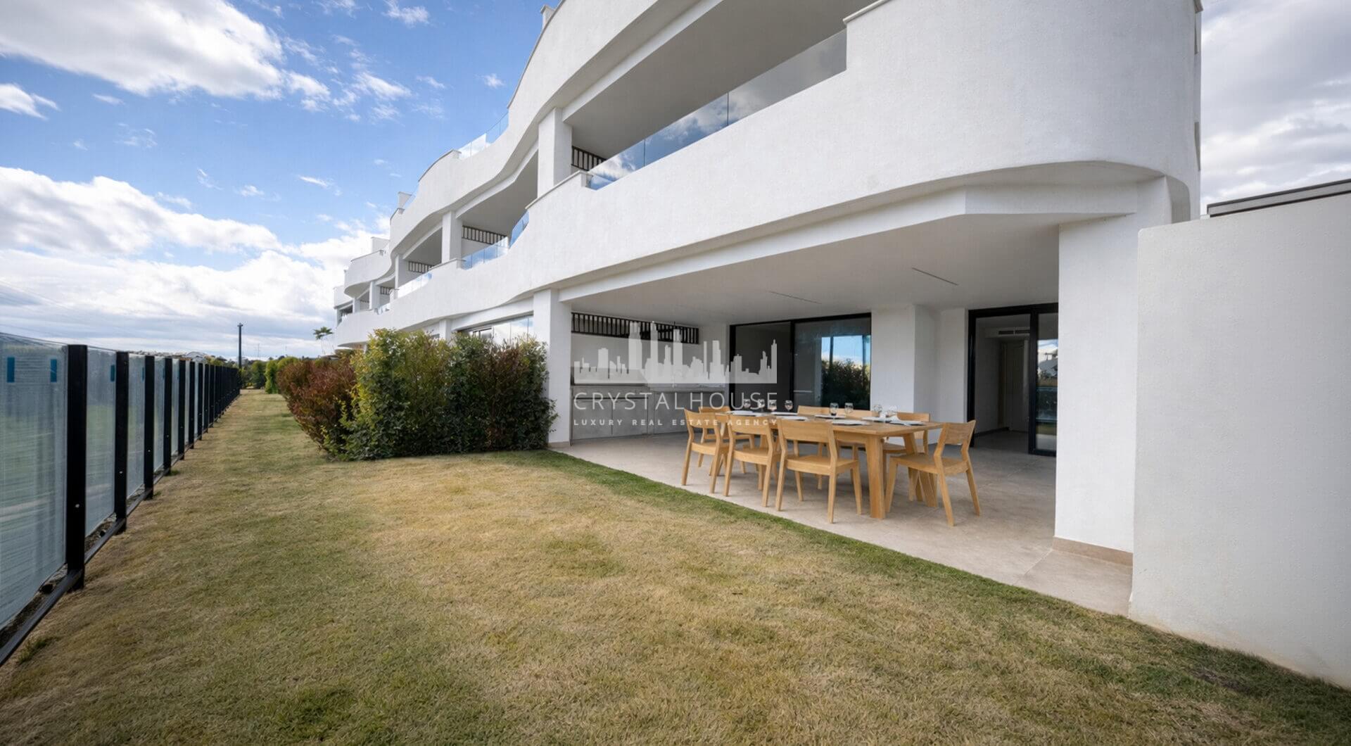 Współczesny narożny apartament na parterze w Cancelada, Estepona Wschód