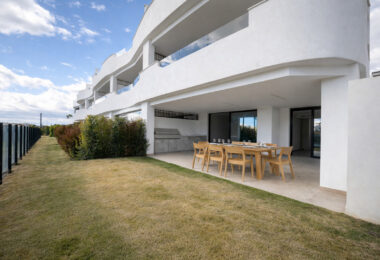 Współczesny narożny apartament na parterze w Cancelada, Estepona Wschód