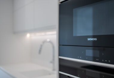 Współczesny narożny apartament na parterze w Cancelada, Estepona Wschód