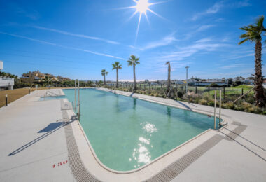 Współczesny narożny apartament na parterze w Cancelada, Estepona Wschód