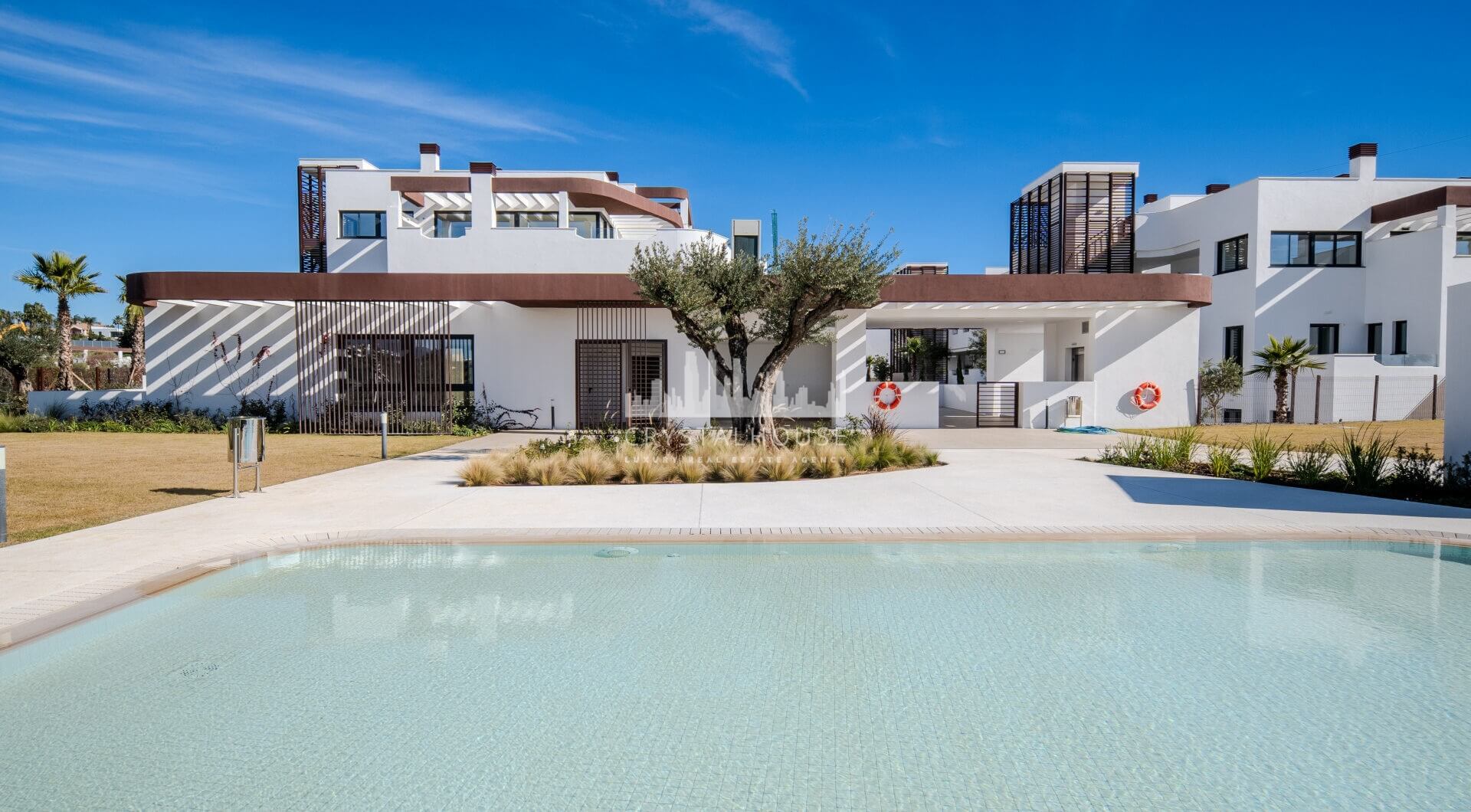 Współczesny narożny apartament na parterze w Cancelada, Estepona Wschód