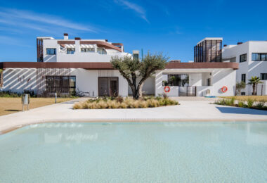 Współczesny narożny apartament na parterze w Cancelada, Estepona Wschód