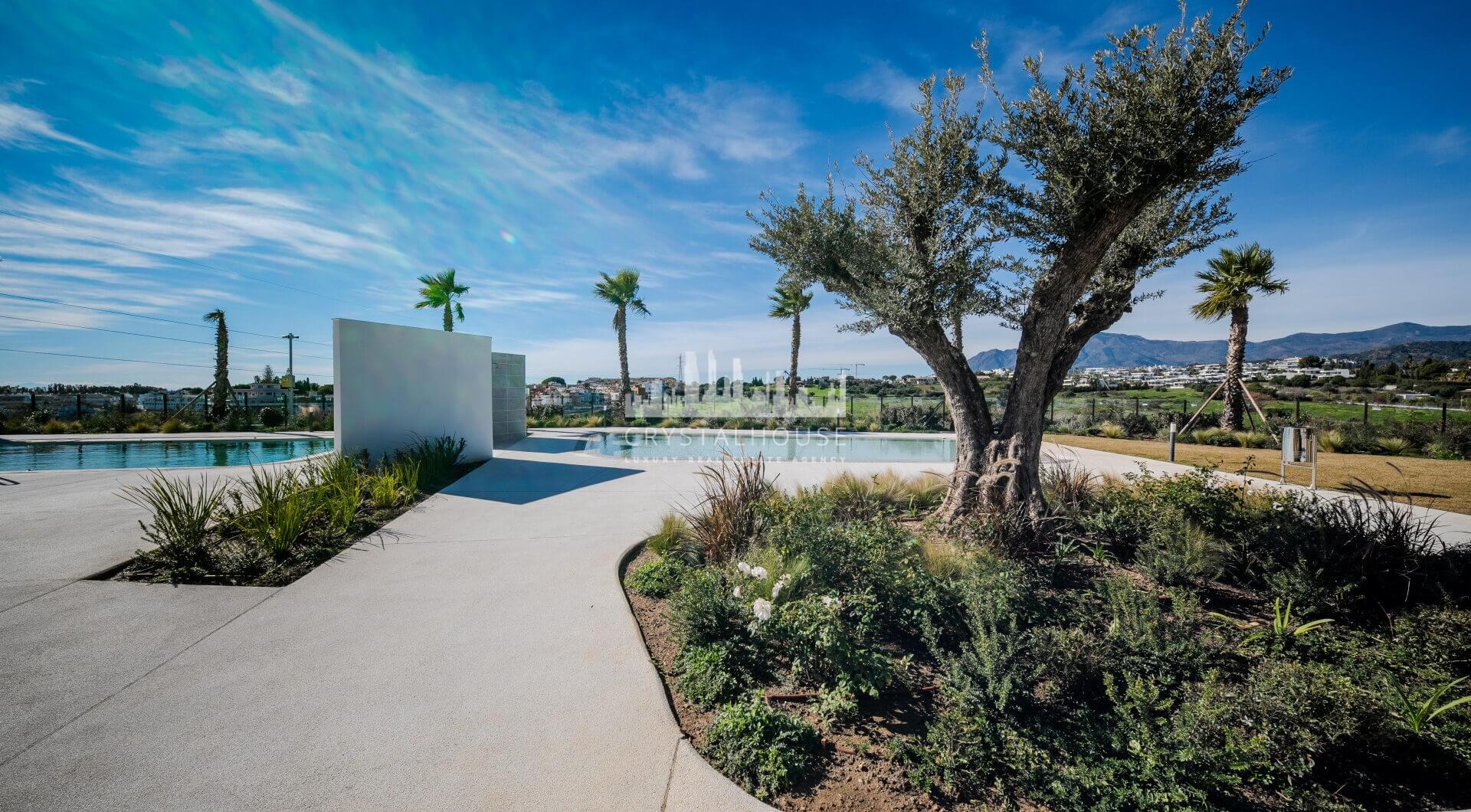 Współczesny narożny apartament na parterze w Cancelada, Estepona Wschód