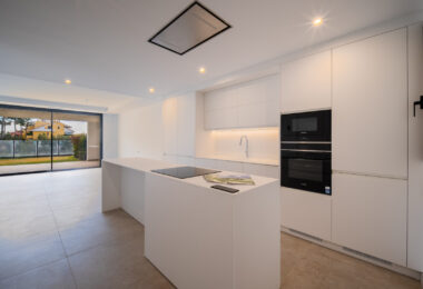 Współczesny narożny apartament na parterze w Cancelada, Estepona Wschód