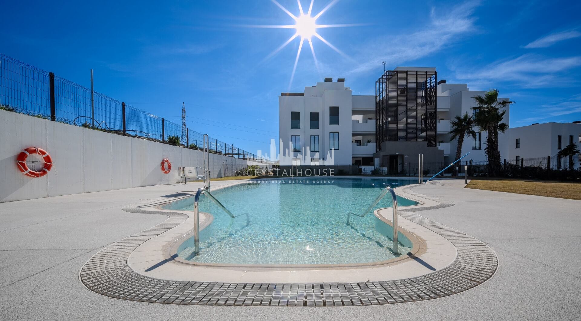 Współczesny narożny apartament na parterze w Cancelada, Estepona Wschód