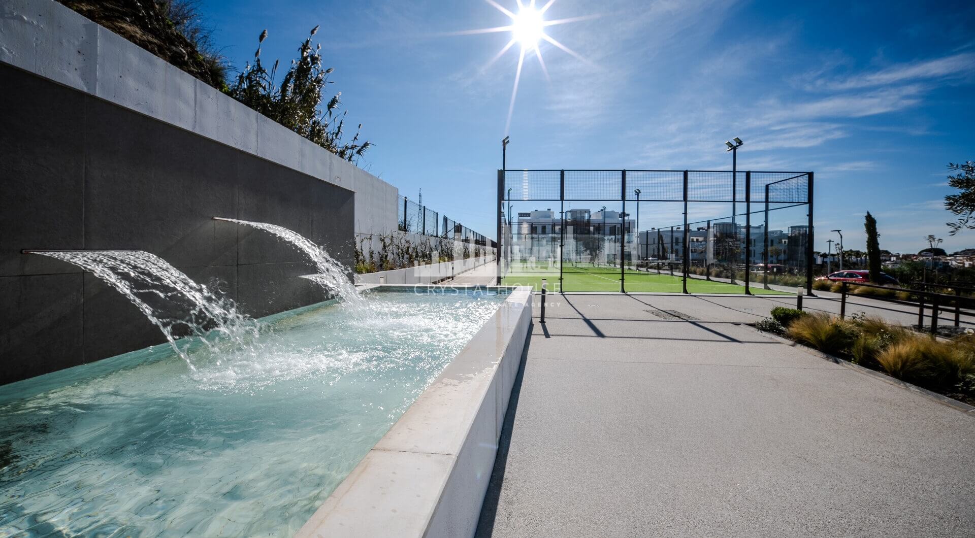 Współczesny narożny apartament na parterze w Cancelada, Estepona Wschód