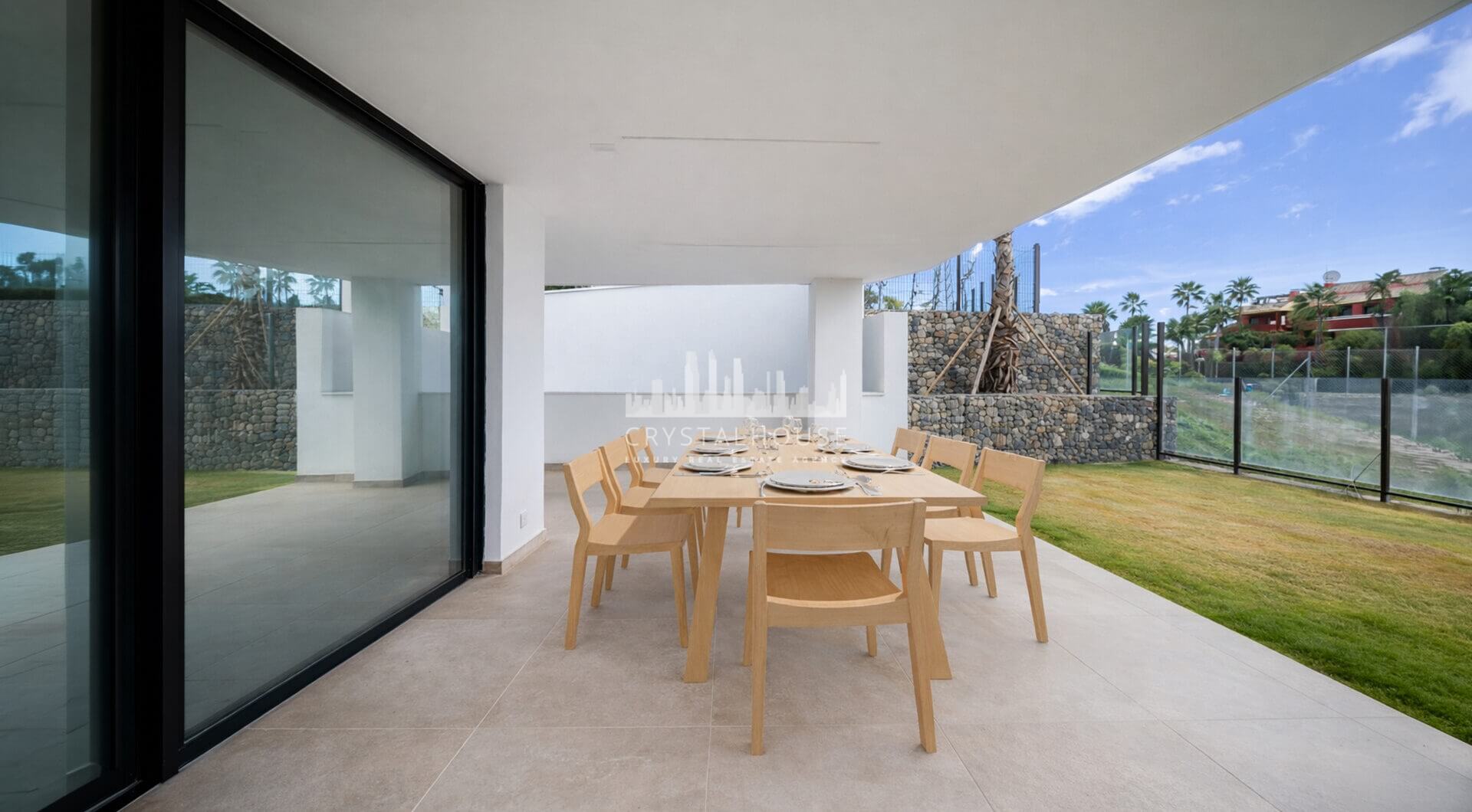 Współczesny narożny apartament na parterze w Cancelada, Estepona Wschód