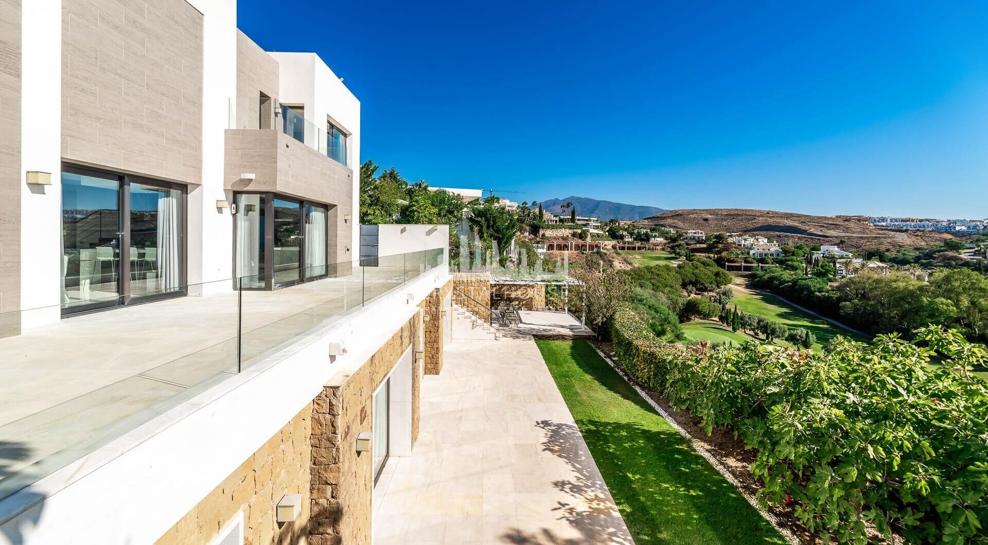 Nowoczesna willa ze spektakularnymi widokiem na morze W prawo na polu golfowym