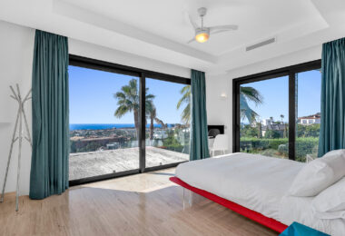 Nowoczesna willa ze spektakularnymi widokiem na morze W prawo na polu golfowym