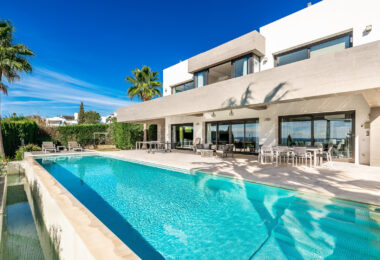 Nowoczesna willa ze spektakularnymi widokiem na morze W prawo na polu golfowym