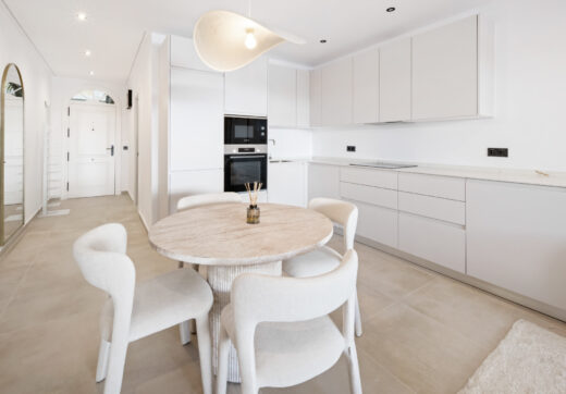 W pełni Odnowione Trzy-Sypialniowe Mieszkanie w Sercu Nueva Andalucía, Aloha