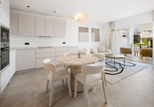 W pełni Odnowione Trzy-Sypialniowe Mieszkanie w Sercu Nueva Andalucía, Aloha