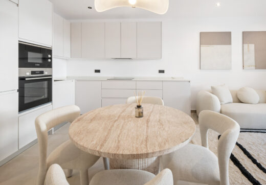 W pełni Odnowione Trzy-Sypialniowe Mieszkanie w Sercu Nueva Andalucía, Aloha