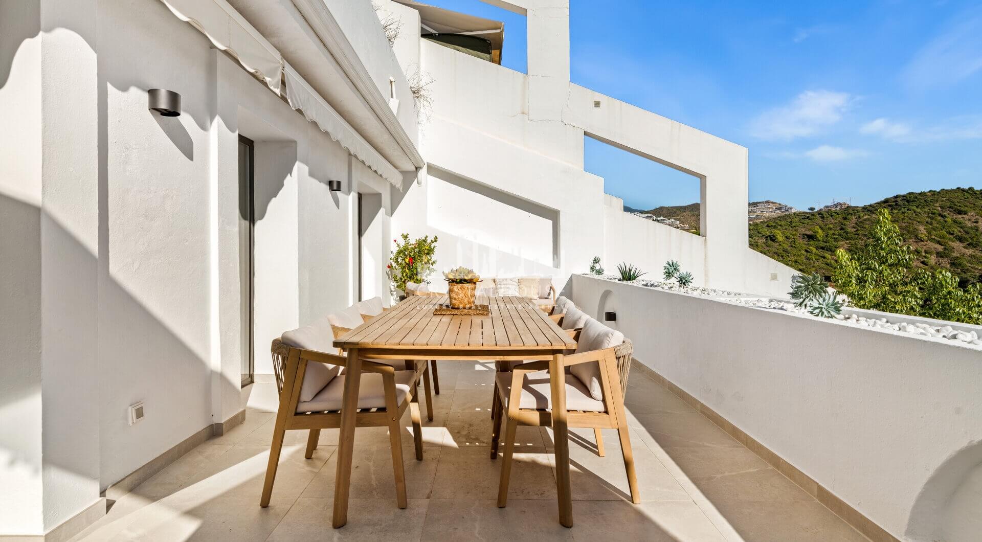 Elegancki, Odnowiony Apartament z Panoramicznym Widokiem na Golf, Morze i La Concha