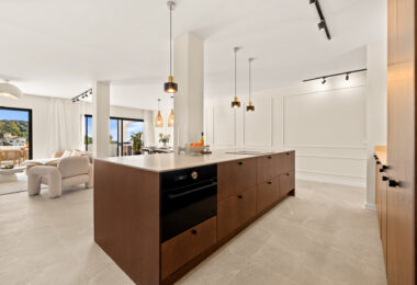 Elegancki, Odnowiony Apartament z Panoramicznym Widokiem na Golf, Morze i La Concha