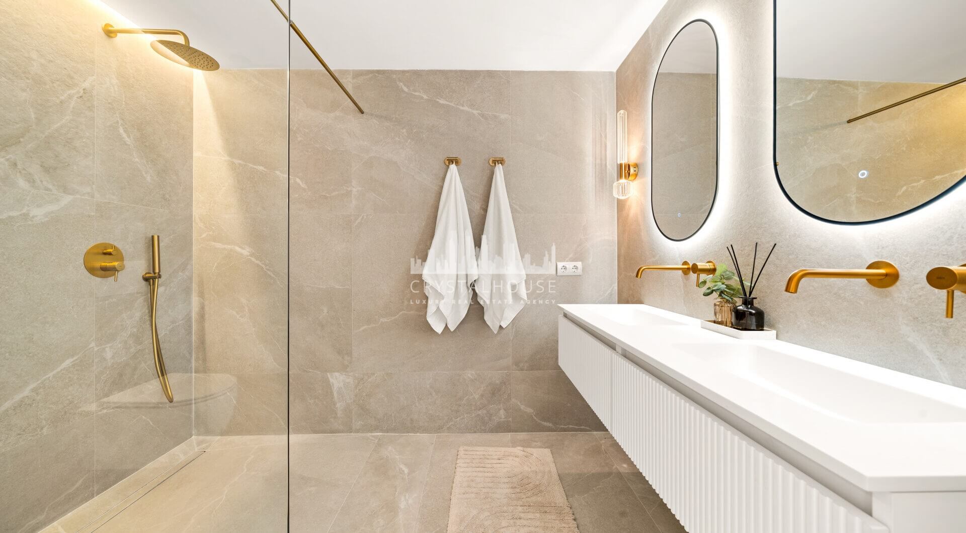 Elegancki, Odnowiony Apartament z Panoramicznym Widokiem na Golf, Morze i La Concha