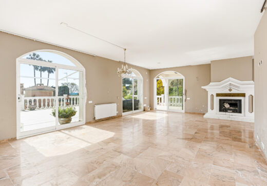 Reform możliwość - na południe, cztery sypialnie Villa znajduje się w El Paraiso z widokiem na morze