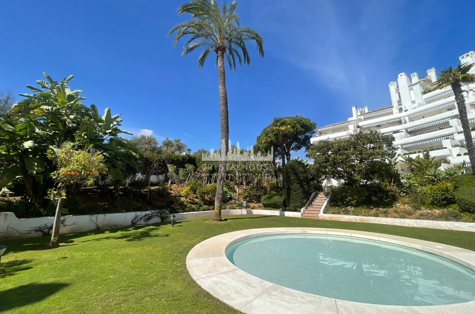 Piękne dwa sypialnie parter apartament, położony w południe - po Birdie Club społeczności w Río Real, Marbella