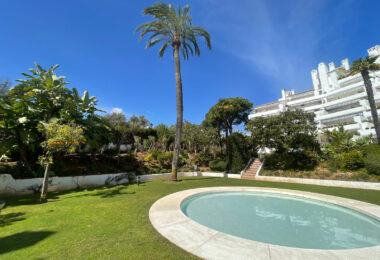 Piękne dwa sypialnie parter apartament, położony w południe - po Birdie Club społeczności w Río Real, Marbella