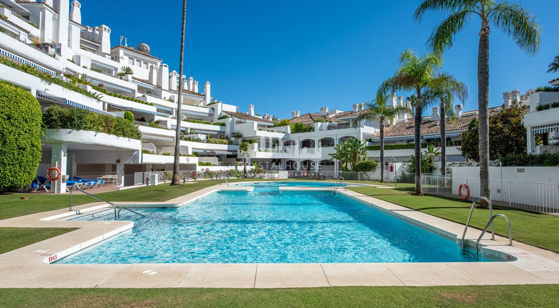 Piękne dwa sypialnie parter apartament, położony w południe - po Birdie Club społeczności w Río Real, Marbella