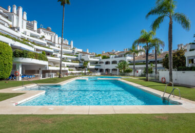 Piękne dwa sypialnie parter apartament, położony w południe - po Birdie Club społeczności w Río Real, Marbella