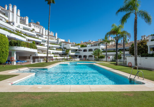 Piękne dwa sypialnie parter apartament, położony w południe - po Birdie Club społeczności w Río Real, Marbella