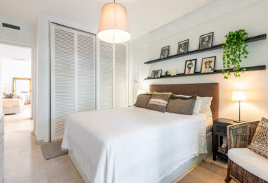 Piękne dwa sypialnie parter apartament, położony w południe - po Birdie Club społeczności w Río Real, Marbella