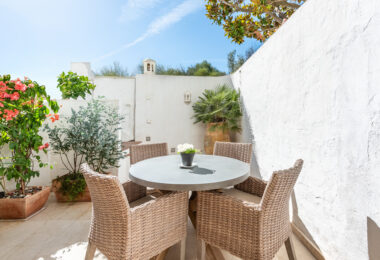 Piękne dwa sypialnie parter apartament, położony w południe - po Birdie Club społeczności w Río Real, Marbella