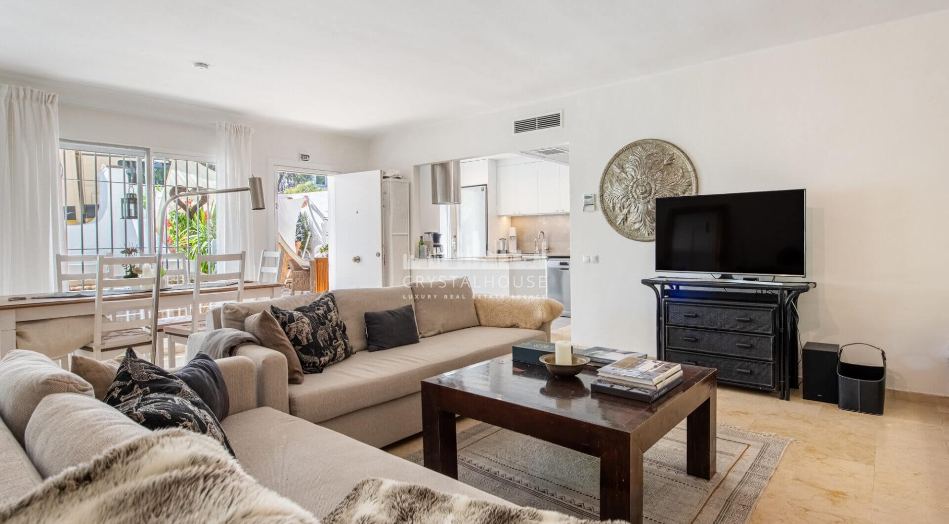 Piękne dwa sypialnie parter apartament, położony w południe - po Birdie Club społeczności w Río Real, Marbella