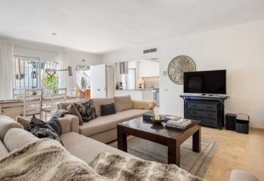 Piękne dwa sypialnie parter apartament, położony w południe - po Birdie Club społeczności w Río Real, Marbella