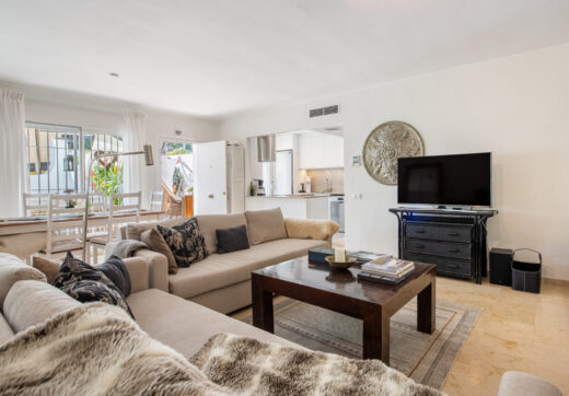 Piękne dwa sypialnie parter apartament, położony w południe - po Birdie Club społeczności w Río Real, Marbella