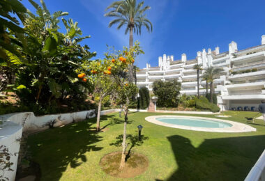 Piękne dwa sypialnie parter apartament, położony w południe - po Birdie Club społeczności w Río Real, Marbella