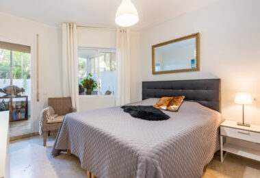 Piękne dwa sypialnie parter apartament, położony w południe - po Birdie Club społeczności w Río Real, Marbella