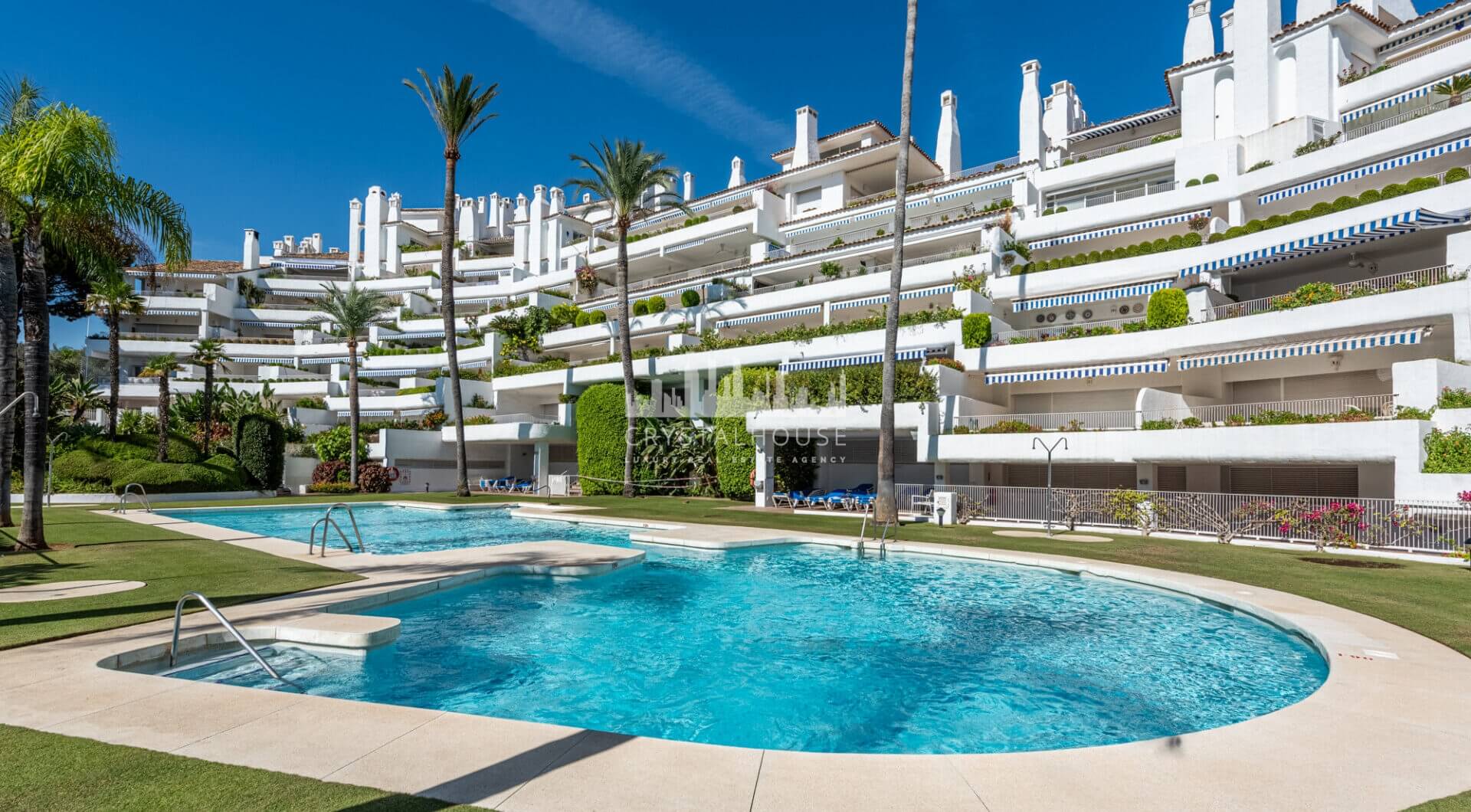 Piękne dwa sypialnie parter apartament, położony w południe - po Birdie Club społeczności w Río Real, Marbella