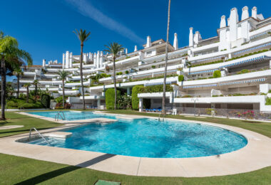 Piękne dwa sypialnie parter apartament, położony w południe - po Birdie Club społeczności w Río Real, Marbella