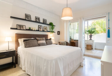 Piękne dwa sypialnie parter apartament, położony w południe - po Birdie Club społeczności w Río Real, Marbella