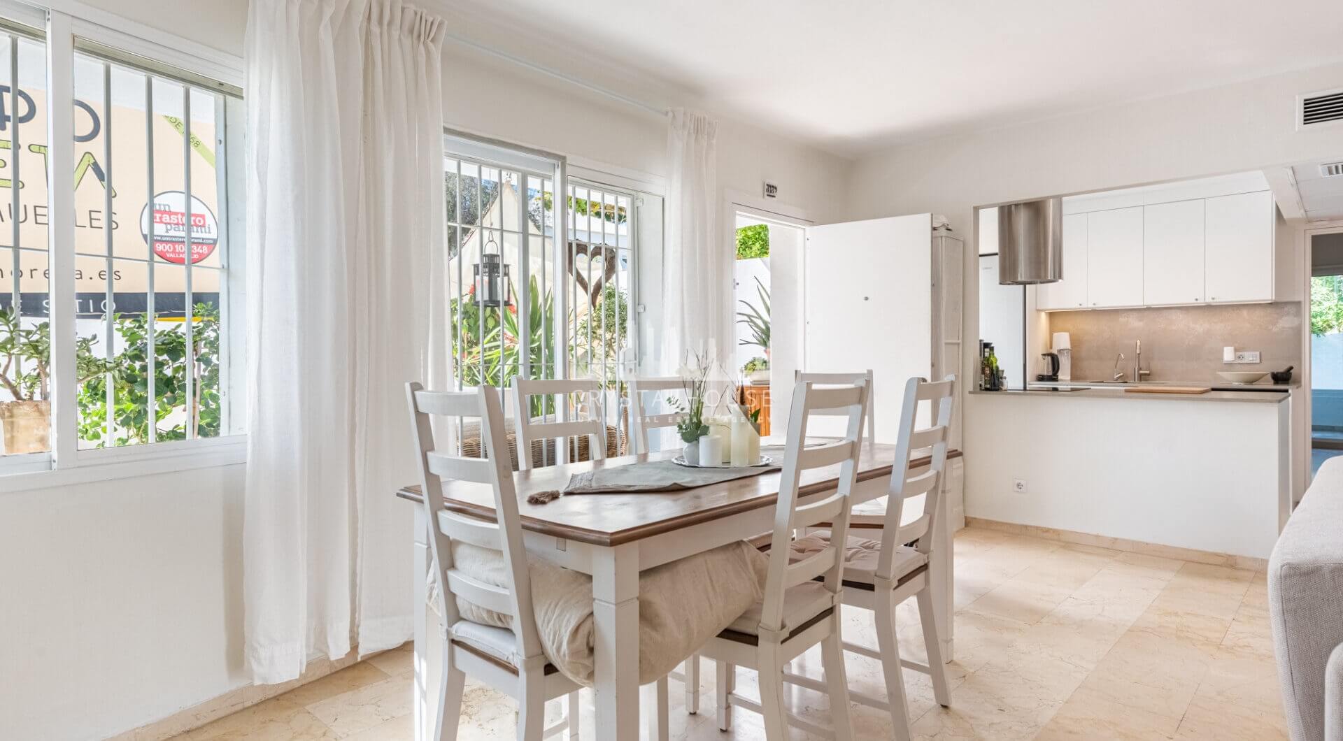 Piękne dwa sypialnie parter apartament, położony w południe - po Birdie Club społeczności w Río Real, Marbella