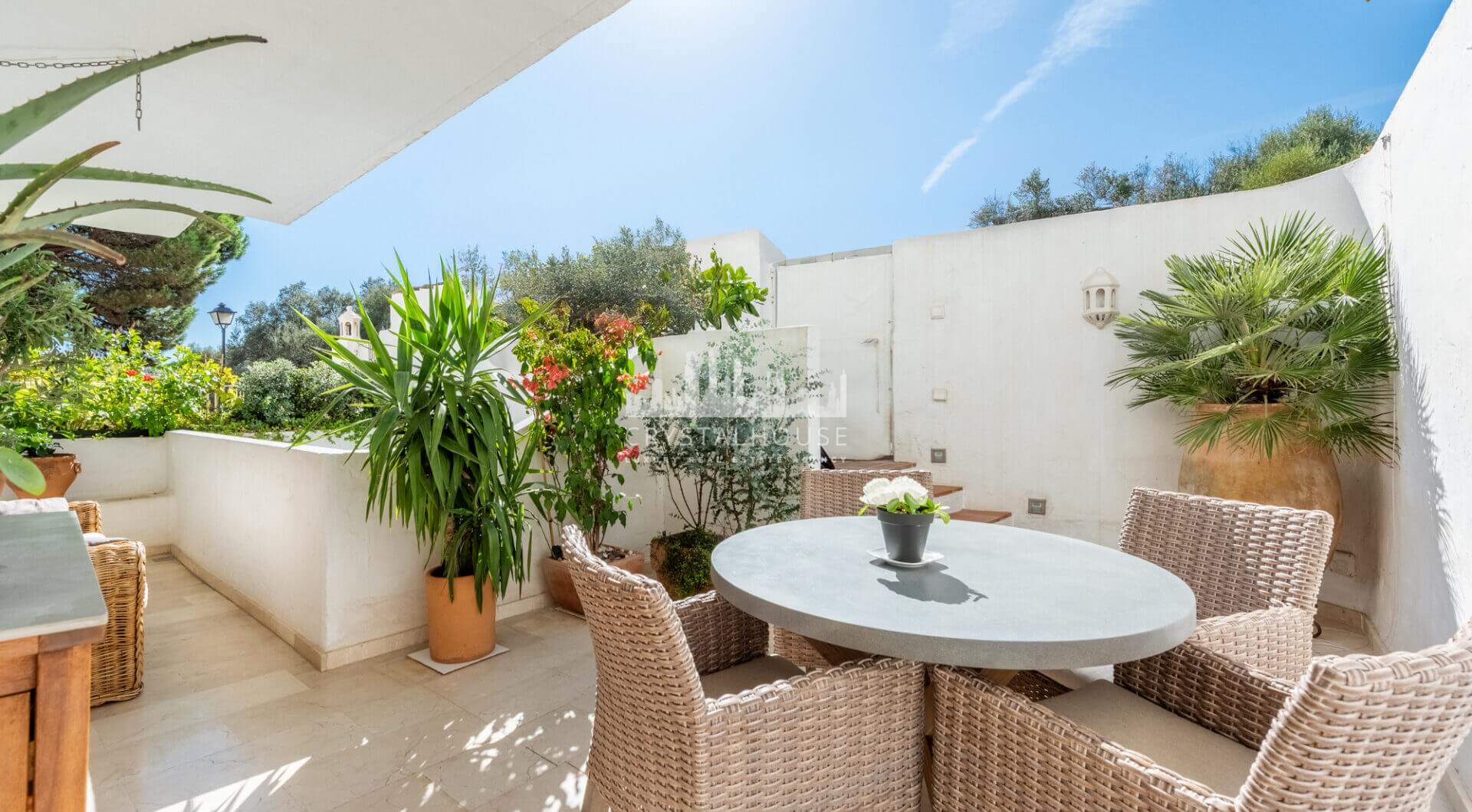 Piękne dwa sypialnie parter apartament, położony w południe - po Birdie Club społeczności w Río Real, Marbella
