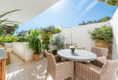 Piękne dwa sypialnie parter apartament, położony w południe - po Birdie Club społeczności w Río Real, Marbella