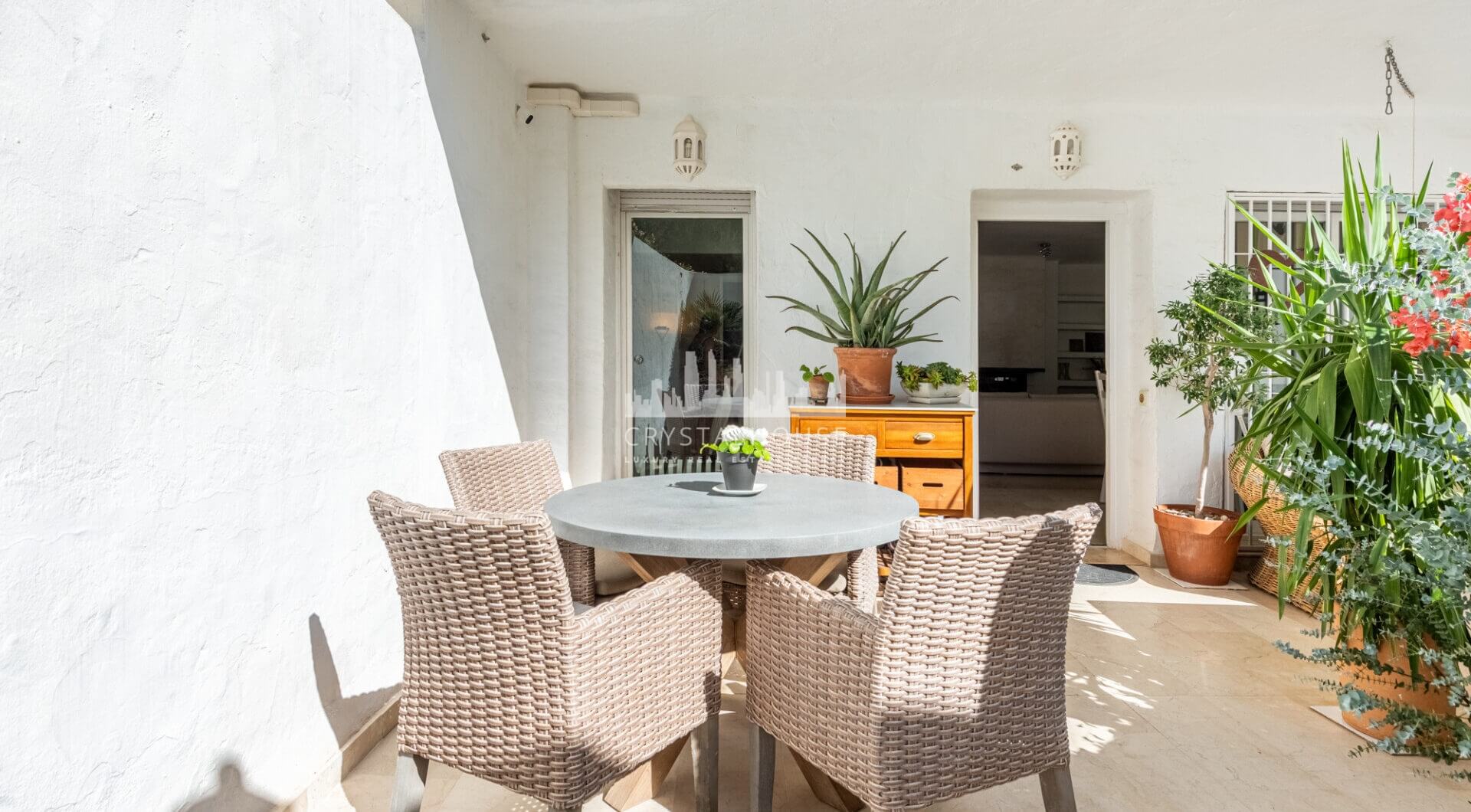 Piękne dwa sypialnie parter apartament, położony w południe - po Birdie Club społeczności w Río Real, Marbella